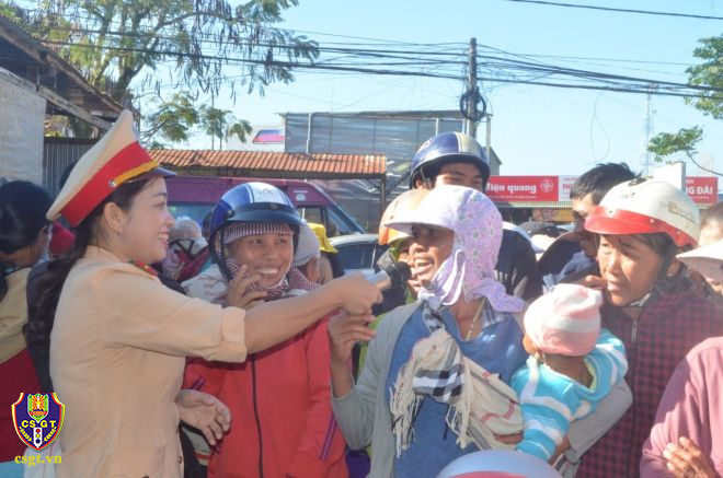 Nữ cảnh sát giao thông “cõng” Luật giao thông đến với đồng bào Tây Nguyên