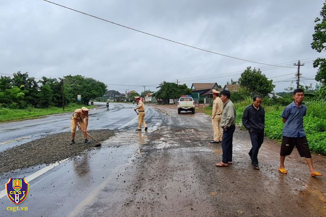 CSGT Đắk Nông lấp vá 