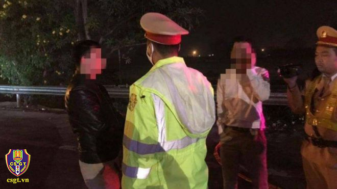 Say rượu lái xe cố thủ ngủ trong xe trên cao tốc 