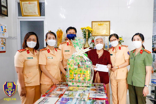 Thăm, tặng quà cho Mẹ Việt Nam anh hùng