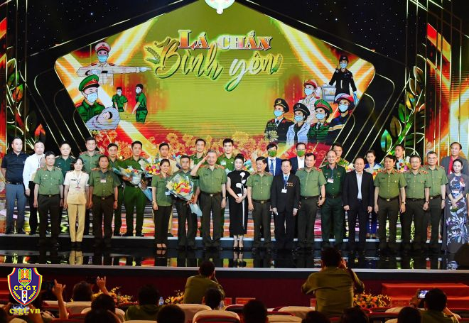 Phụng sự nhân dân bằng cả tấm lòng