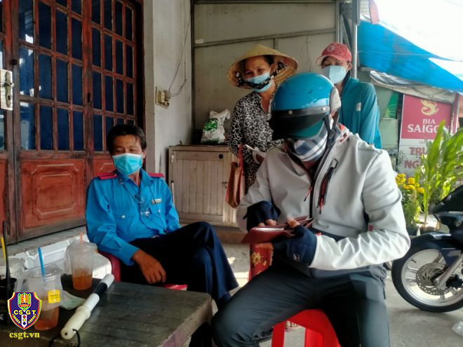 CSGT trao trả hơn 20 triệu đồng cho người đánh rơi trên QL1A