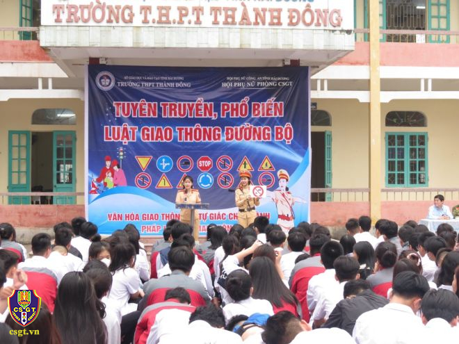 Tuyên truyền về ATGT và trao tặng các phần quà cho học sinh có thành tích tốt
