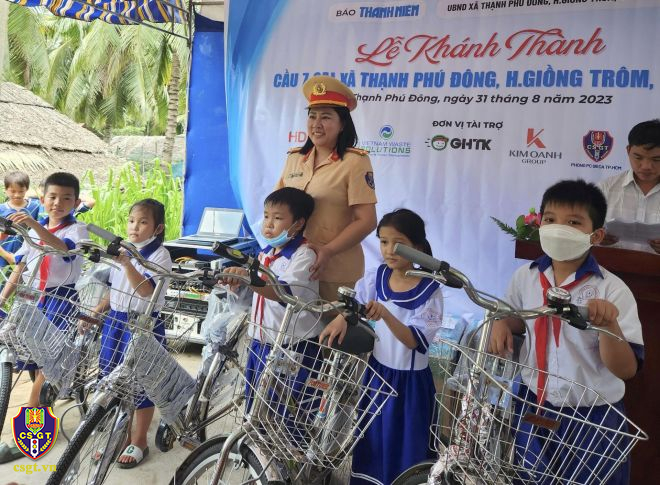 Phòng CSGT TP. Hồ Chí Minh chung tay ủng hộ xây dựng  cầu 7 Oai