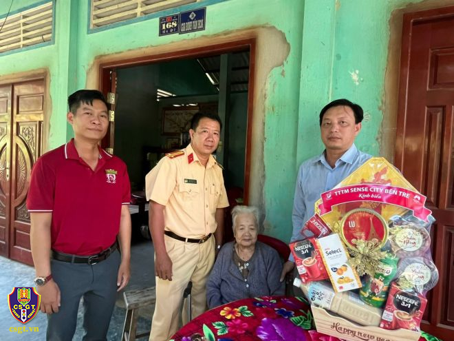 Tặng quà Tết cho gia đình chính sách xã Bình Hòa