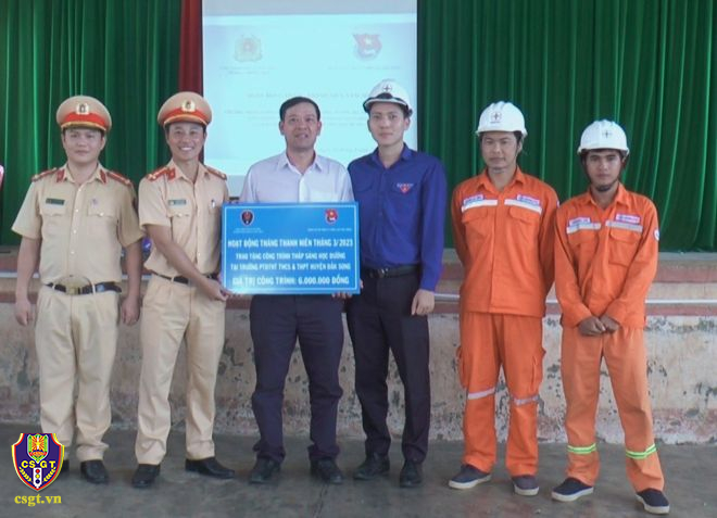 Đắk Nông: Tuyên truyền ATGT và trao tặng công trình 