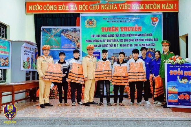 Trang bị kỹ năng an toàn giao thông đường thủy và phòng tránh đuối nước cho người dân