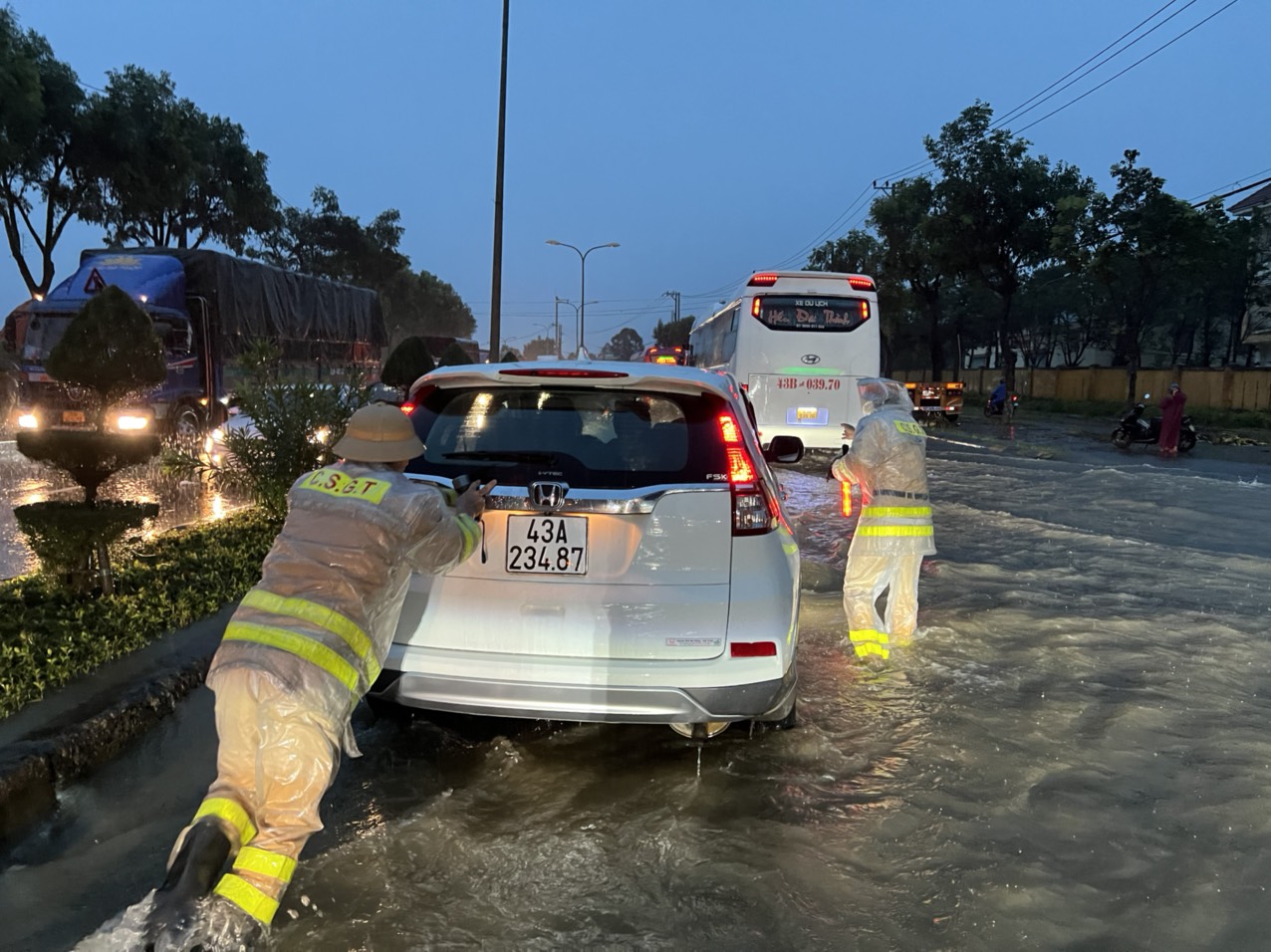 CSGT cứu tinh của nhiều phương tiện khi đi qua vùng ngập nước